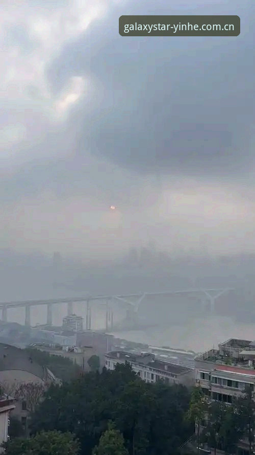 周六傍晚，重庆的湿热空气里，天津津门虎队正在铜梁龙体育场进行赛前踩场。助教在场边用手机拍着训练视频，不断和队医沟通着石炎的恢复情况——这个上周在训练中拉伤的小伙子，此刻只能一个人在场边慢跑，远远看着队友们演练定位球。一个细节很有意思：教练组没有限制他做任何动作，但每次他尝试变向时，队医都会下意识地往前迈一步。这种微妙的紧张感，其实正是整个津门虎队目前状态的缩影——人员基本齐整，却总有一根弦绷着。